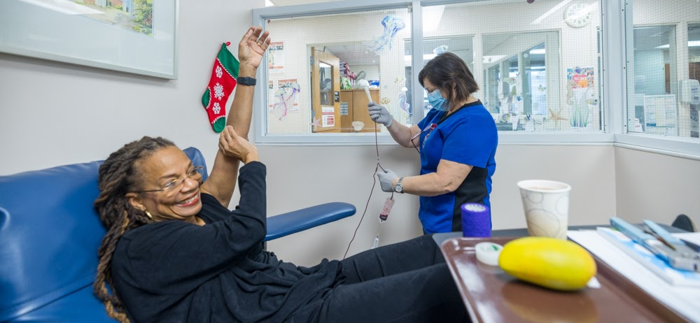 Minister_of_Health_giving_blood